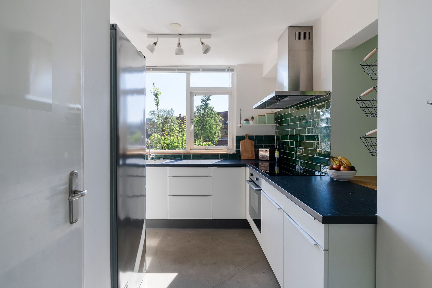 Spacious Double Upper-Floor Apartment with Balcony and Green Views in Leiden — 10