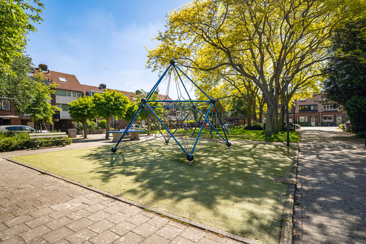 Spacious Double Upper-Floor Apartment with Balcony and Green Views in Leiden — 29
