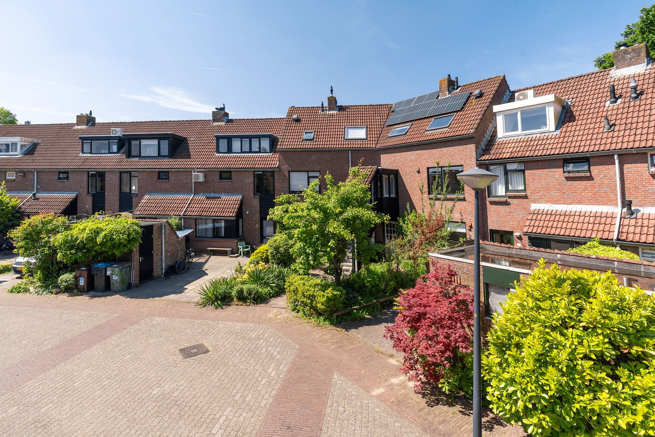 Spacious Double Upper-Floor Apartment with Balcony and Green Views in Leiden — 27