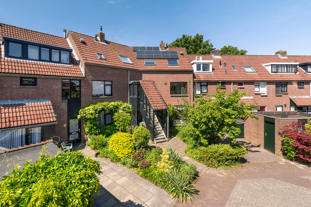 Spacious Double Upper-Floor Apartment with Balcony and Green Views in Leiden — 28