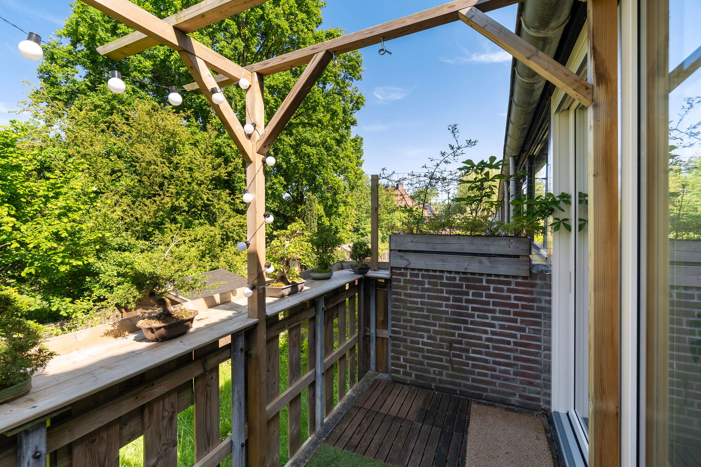 Spacious Double Upper-Floor Apartment with Balcony and Green Views in Leiden — 25