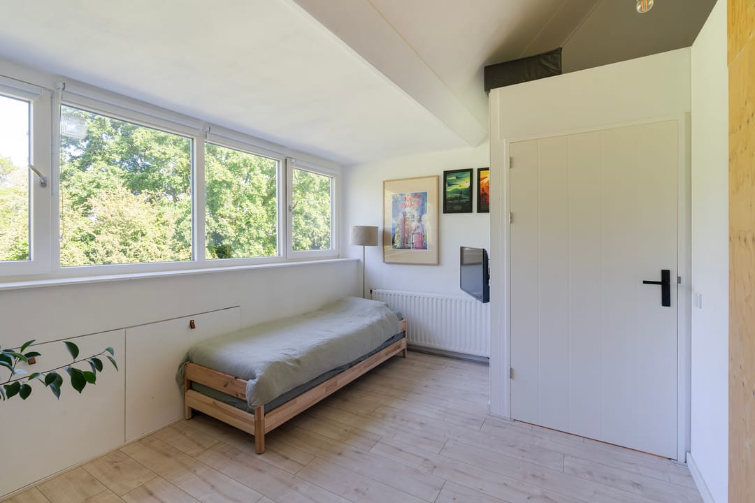 Spacious Double Upper-Floor Apartment with Balcony and Green Views in Leiden — 23