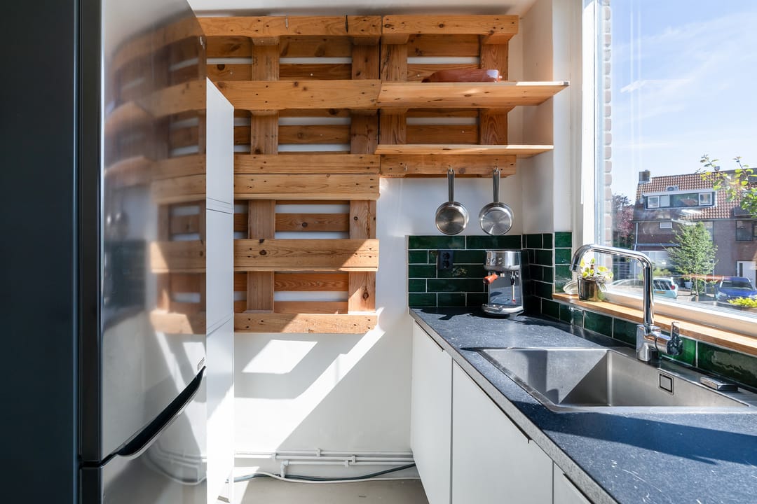 Spacious Double Upper-Floor Apartment with Balcony and Green Views in Leiden — 11
