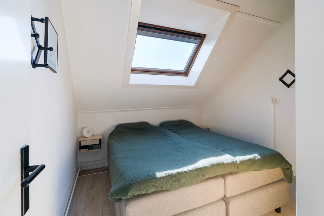 Spacious Double Upper-Floor Apartment with Balcony and Green Views in Leiden — 17