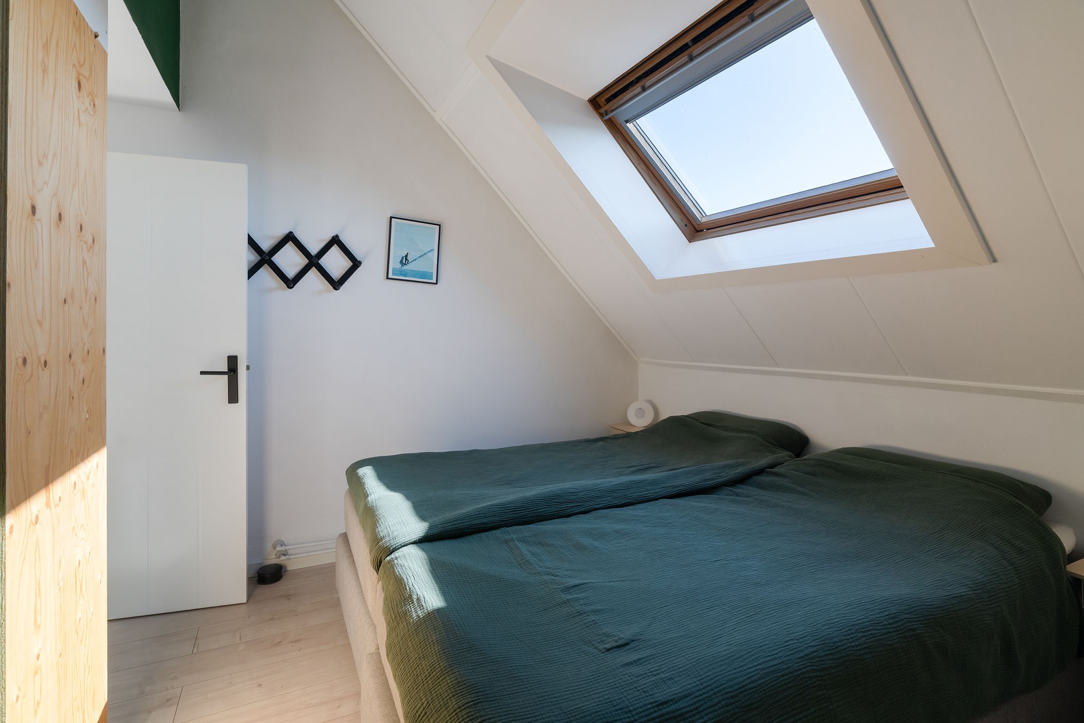 Spacious Double Upper-Floor Apartment with Balcony and Green Views in Leiden — 18
