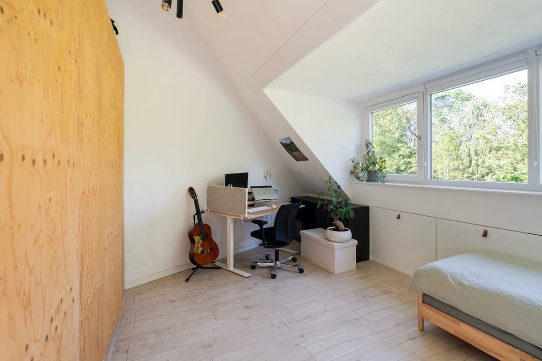Spacious Double Upper-Floor Apartment with Balcony and Green Views in Leiden — 22