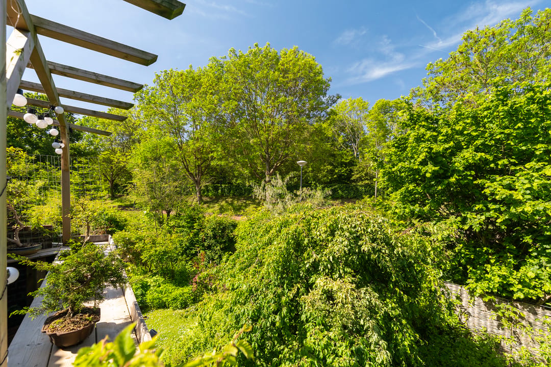 Spacious Double Upper-Floor Apartment with Balcony and Green Views in Leiden — 26