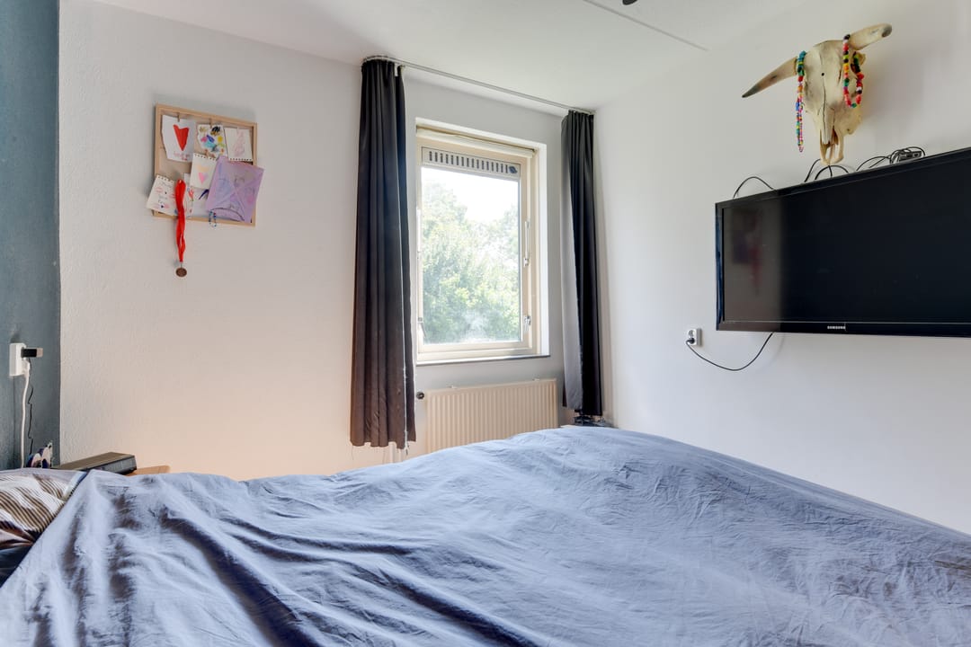 Spacious Semi-Detached Family Home with Bright Extension and Water-Facing Garden — 22
