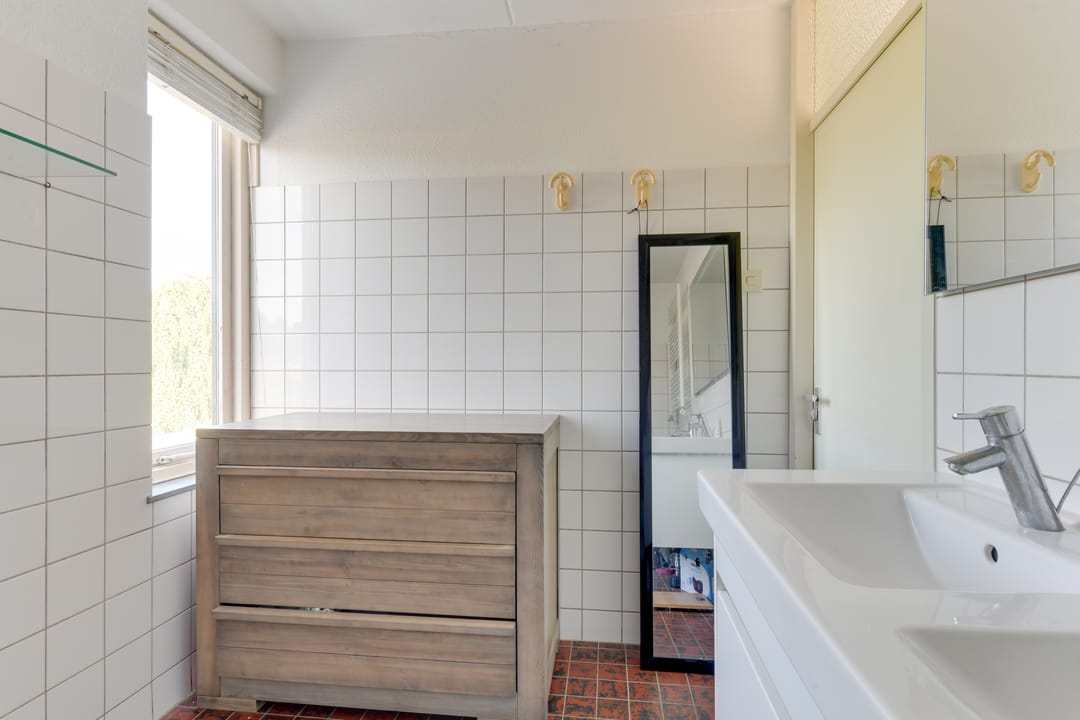 Spacious Semi-Detached Family Home with Bright Extension and Water-Facing Garden — 32
