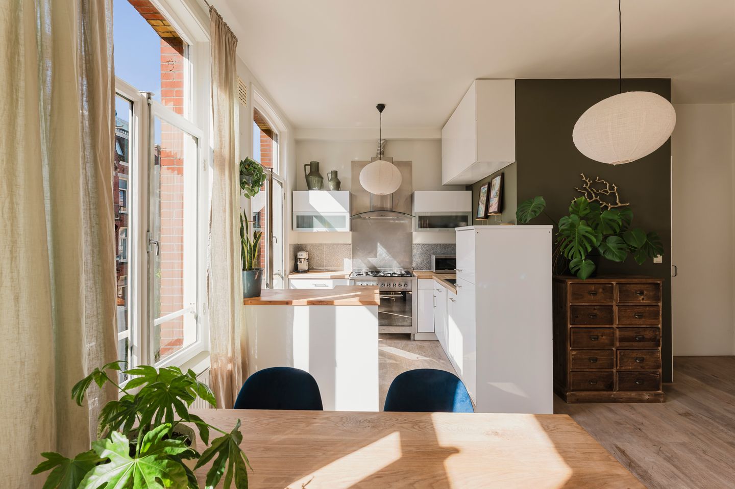 Bright Corner Apartment with High Ceilings in Popular Oud-West — 10