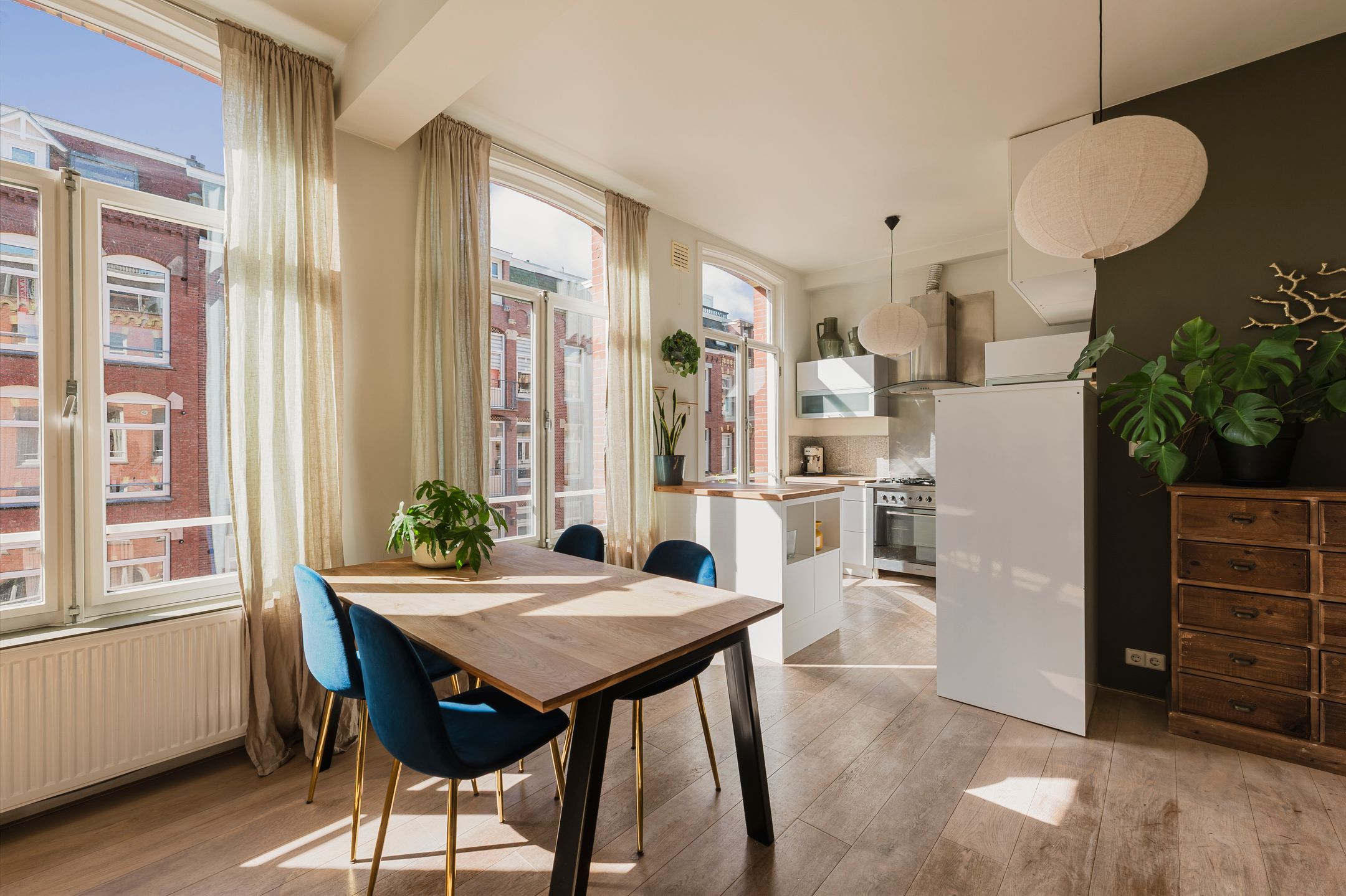 Bright Corner Apartment with High Ceilings in Popular Oud-West — 9