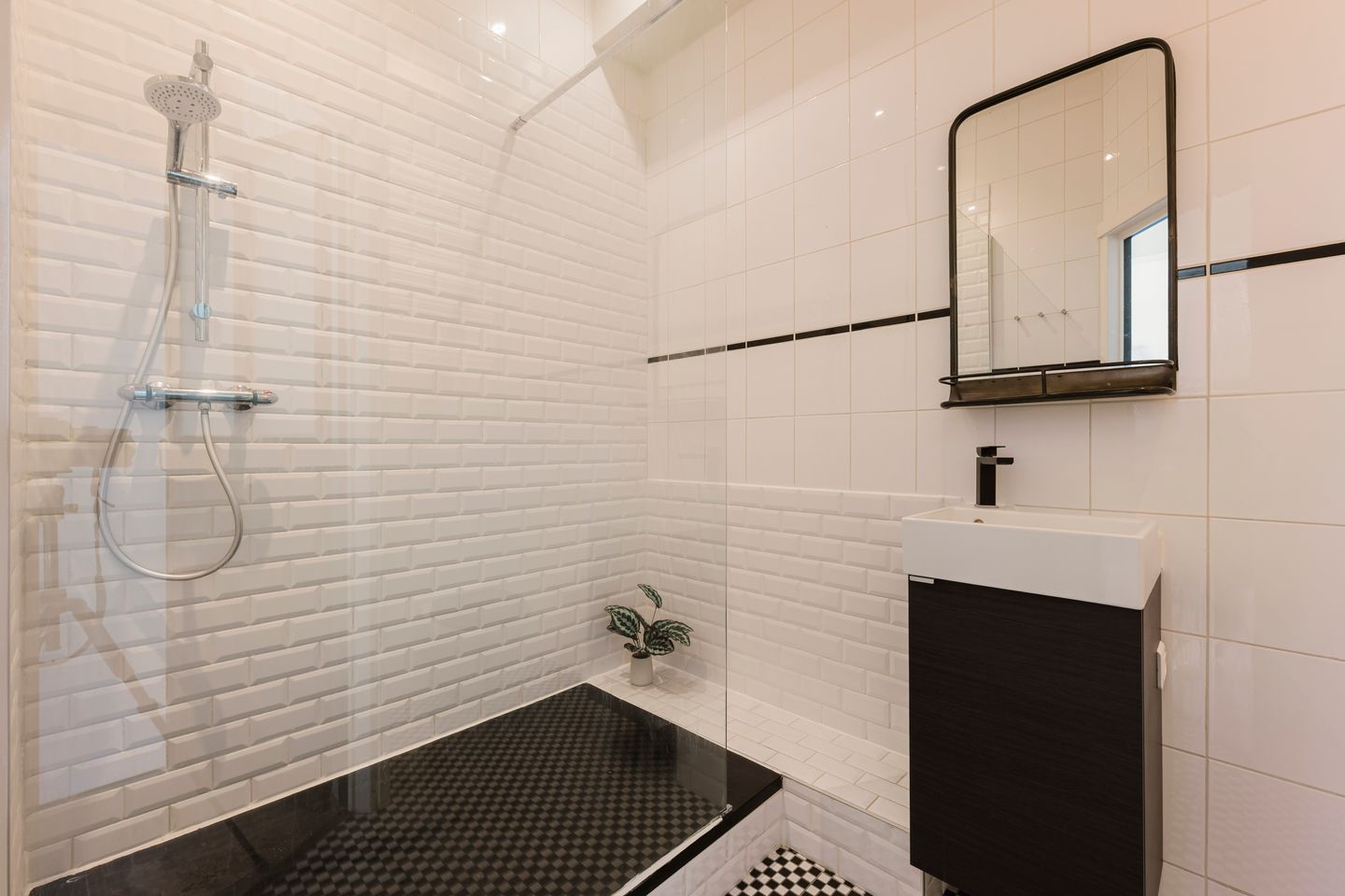 Bright Corner Apartment with High Ceilings in Popular Oud-West — 20