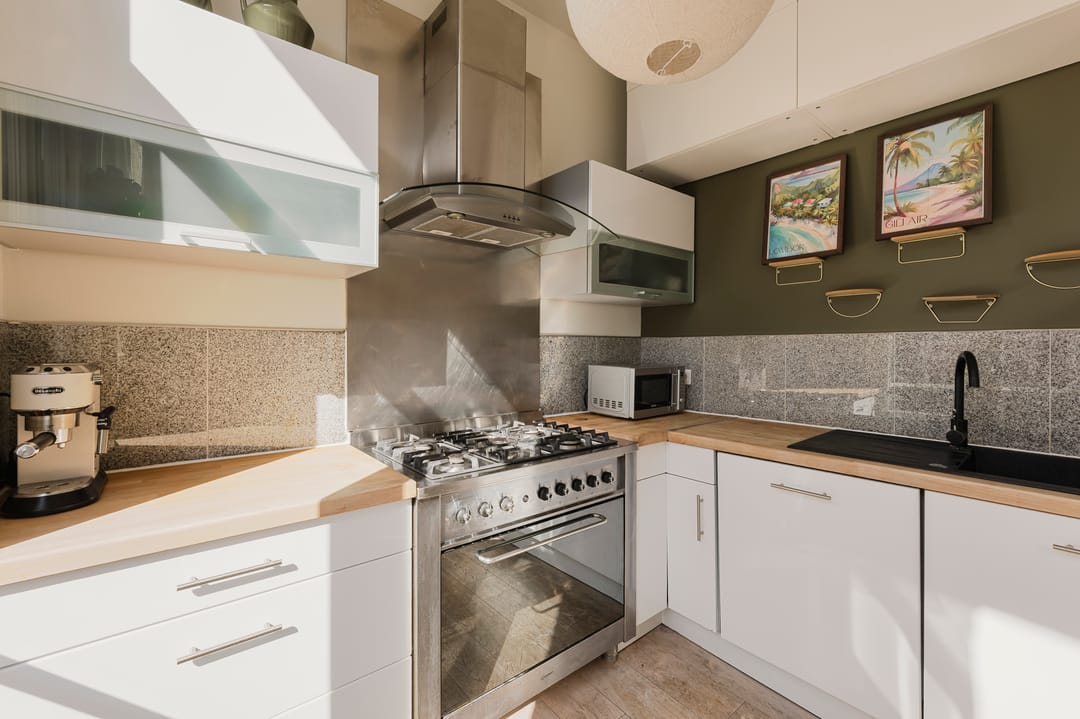 Bright Corner Apartment with High Ceilings in Popular Oud-West — 11