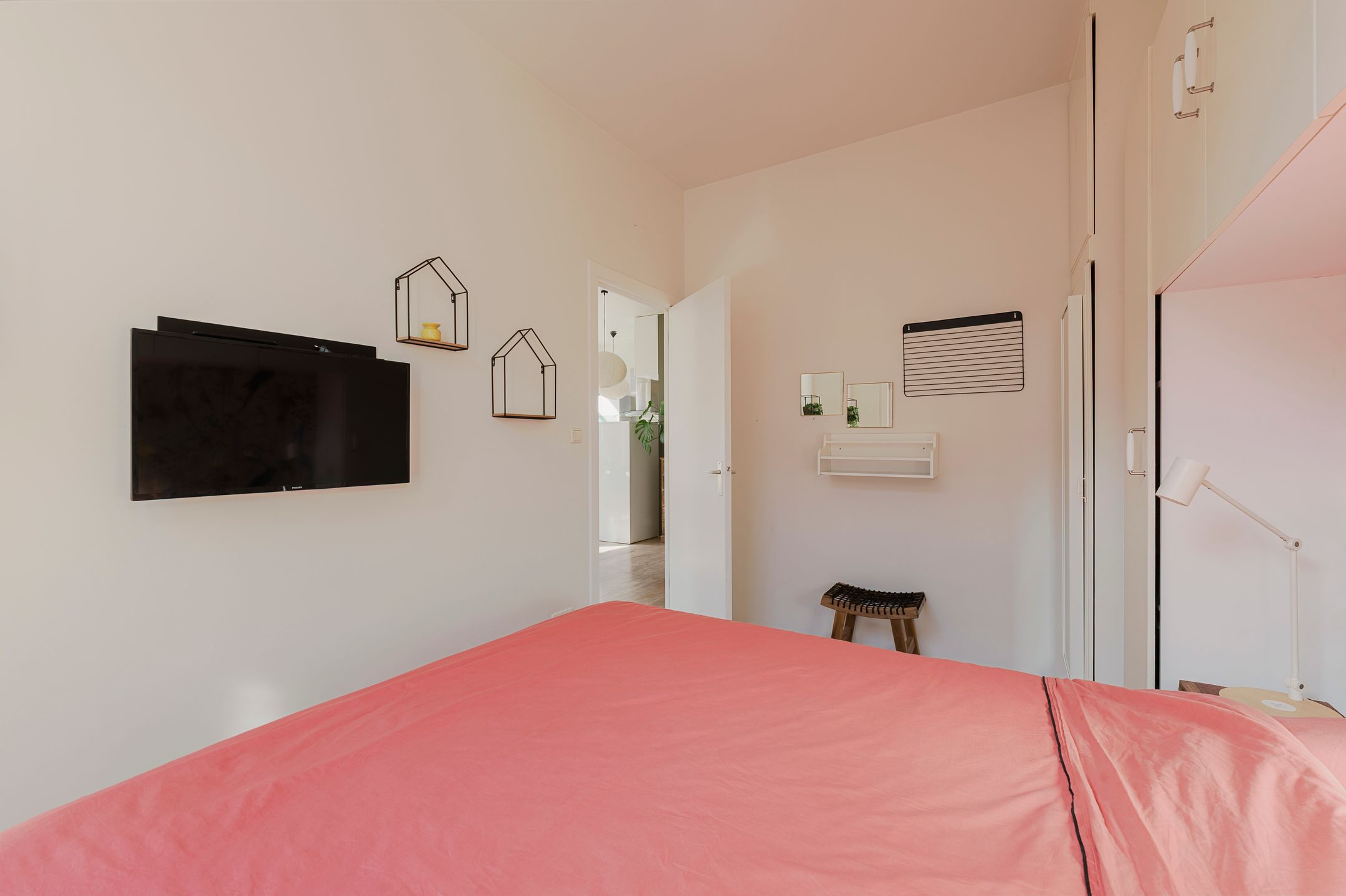 Bright Corner Apartment with High Ceilings in Popular Oud-West — 18