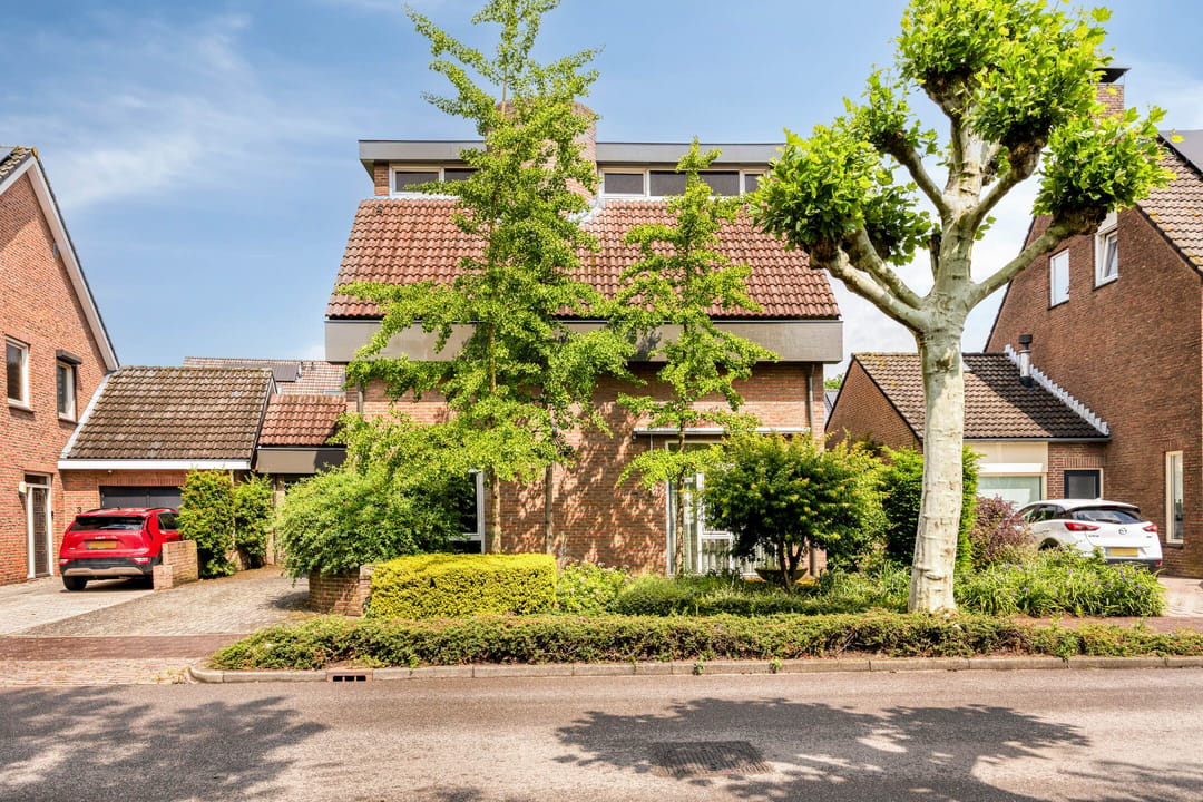 Spacious Detached Family Home in Prime Heesch Location — 53