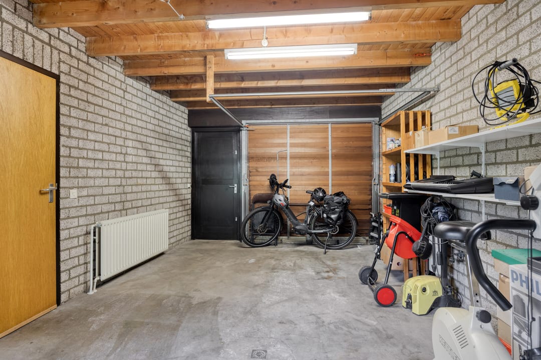 Spacious Detached Family Home in Prime Heesch Location — 46