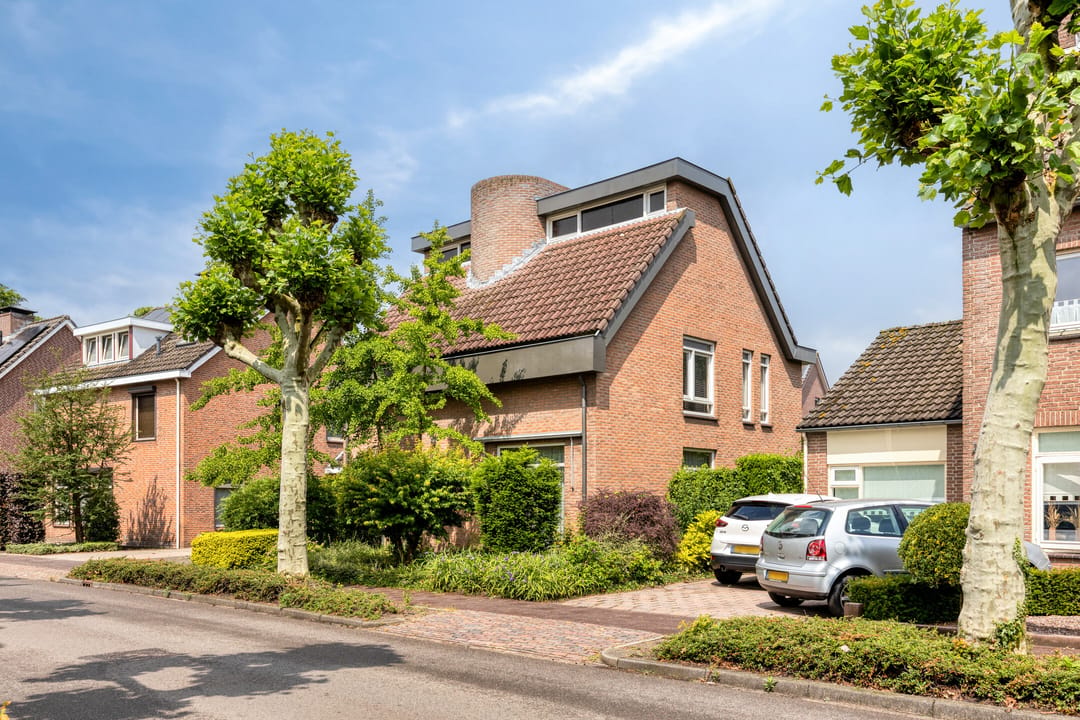 Spacious Detached Family Home in Prime Heesch Location — 52