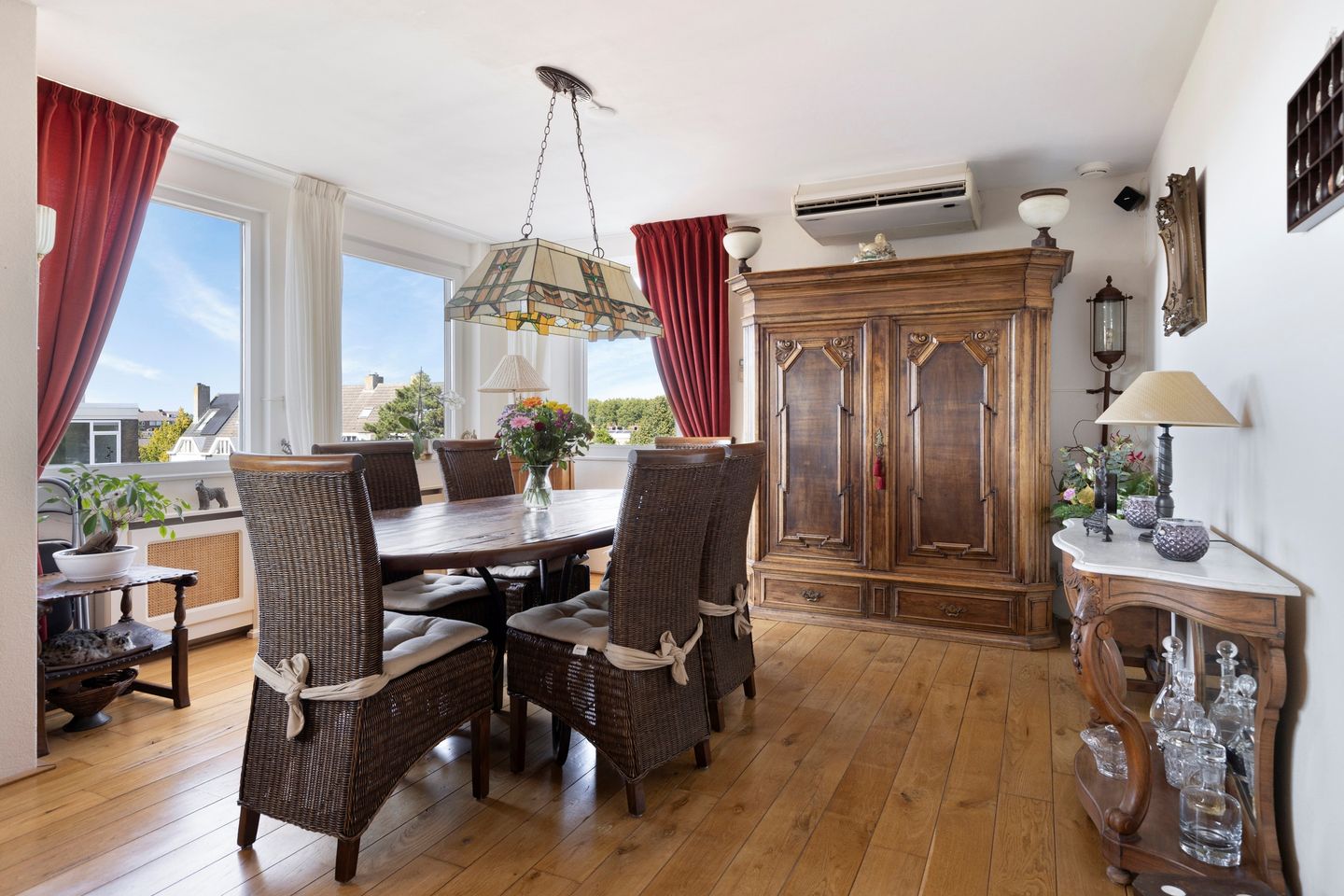 Spacious Corner Apartment with Three Balconies in Central Wassenaar — 10