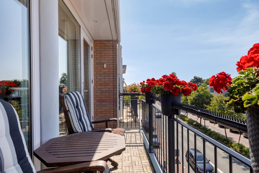 Spacious Corner Apartment with Three Balconies in Central Wassenaar — 13