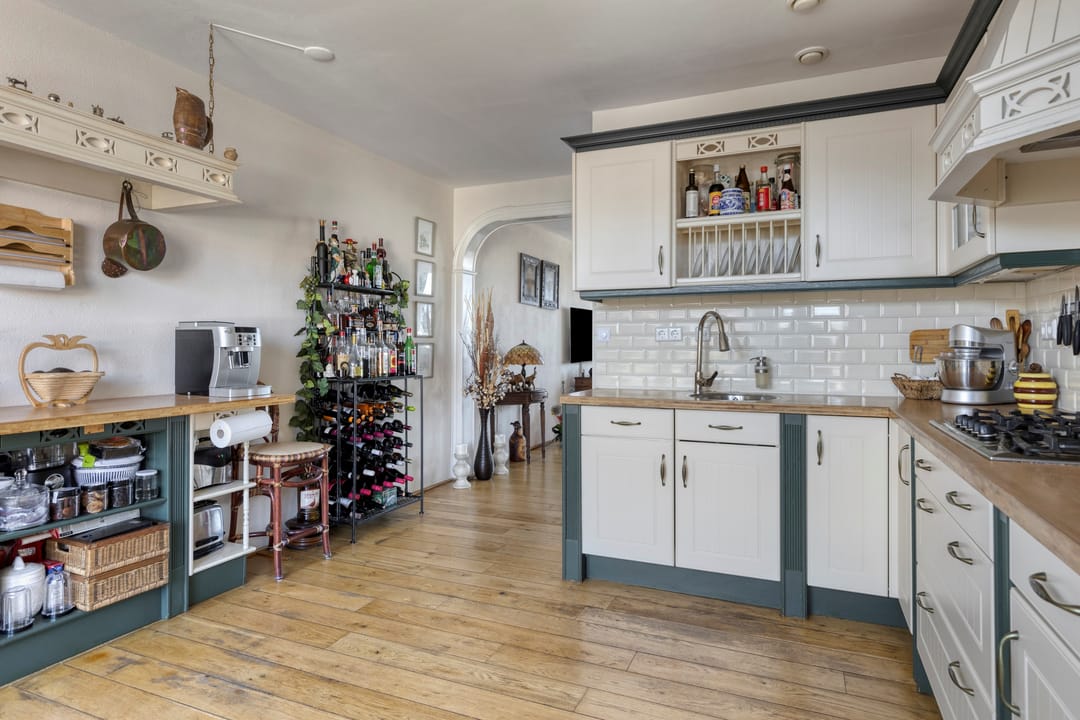 Spacious Corner Apartment with Three Balconies in Central Wassenaar — 16