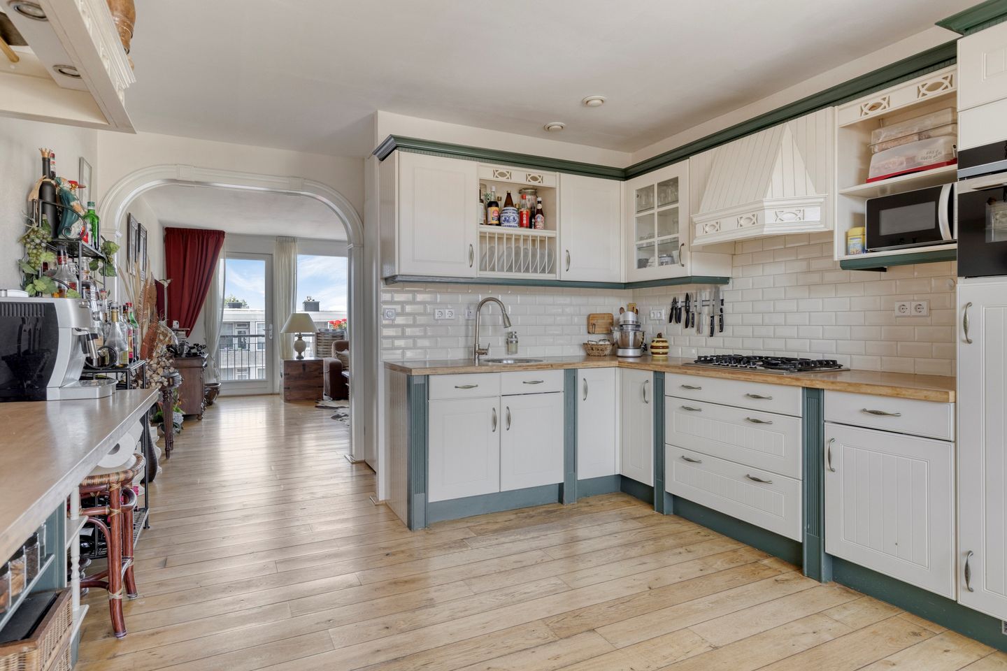 Spacious Corner Apartment with Three Balconies in Central Wassenaar — 14