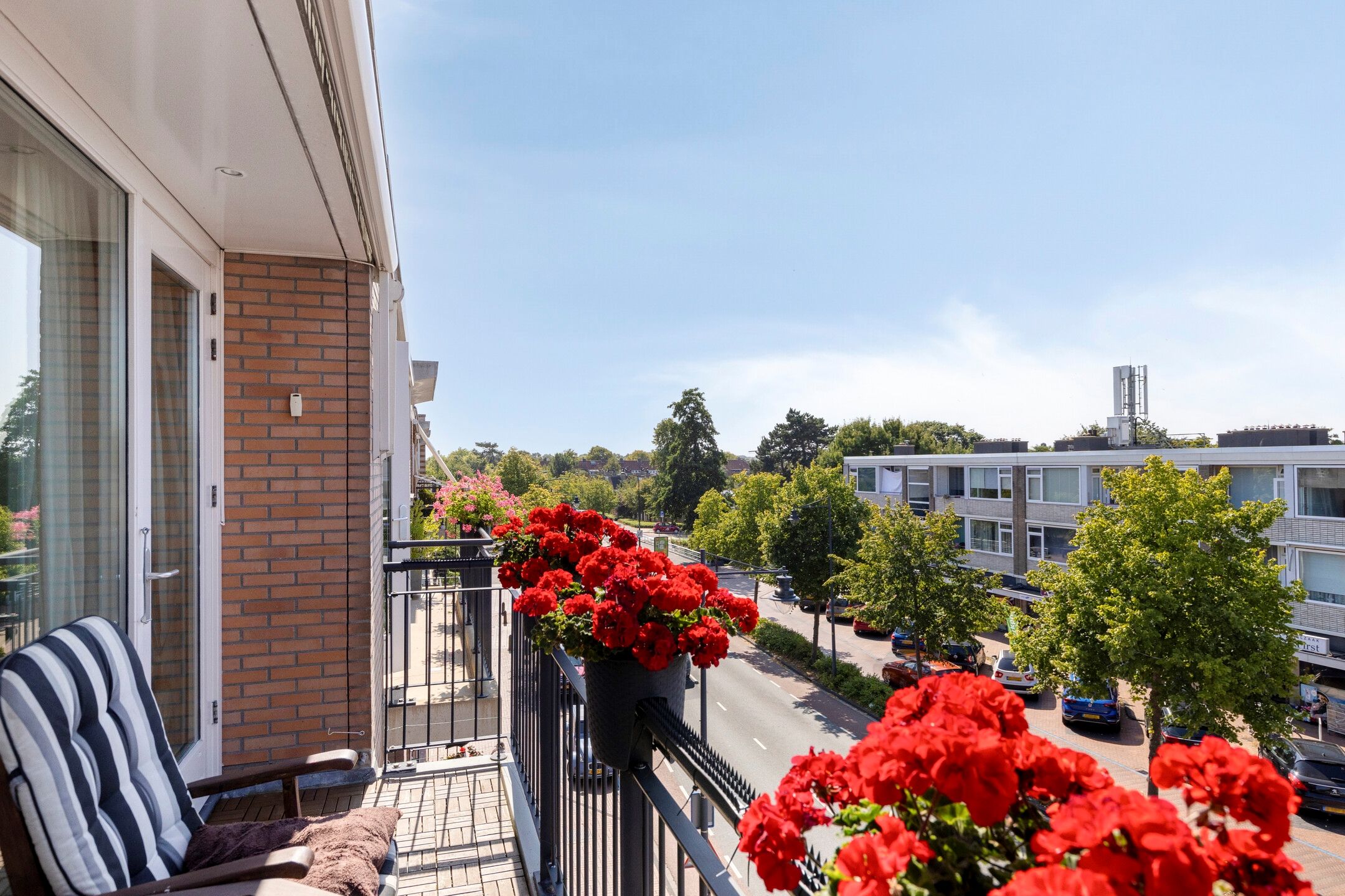 Spacious Corner Apartment with Three Balconies in Central Wassenaar — 12