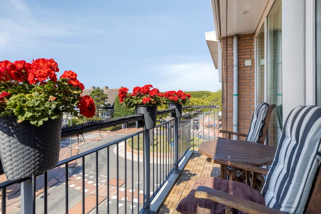 Spacious Corner Apartment with Three Balconies in Central Wassenaar — 7