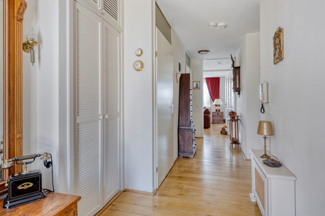 Spacious Corner Apartment with Three Balconies in Central Wassenaar — 28