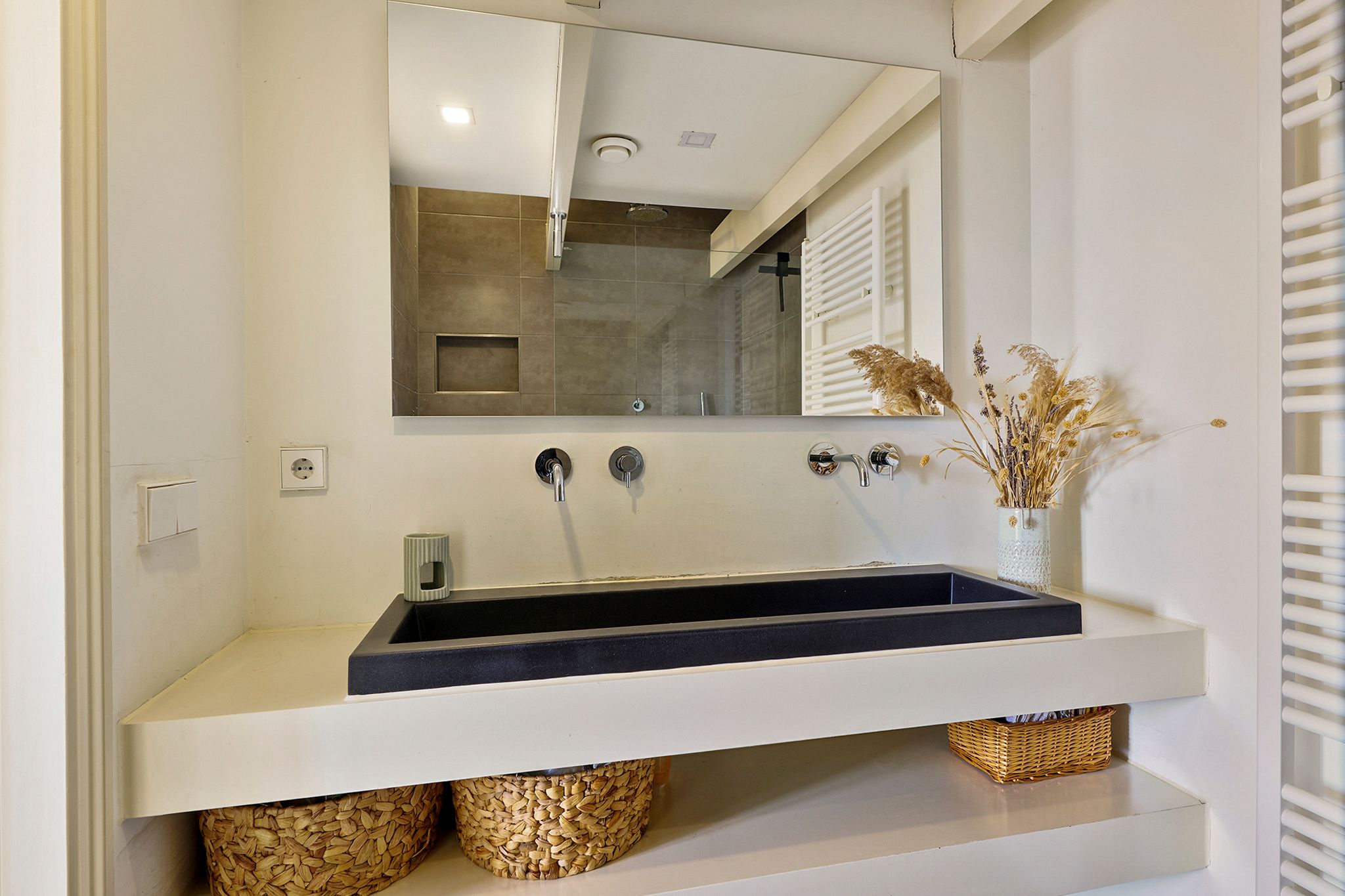Charming Top Floor Apartment with Original Beams in De Pijp — 12