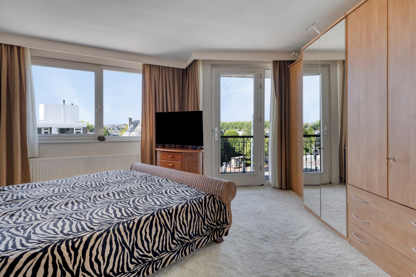 Spacious Corner Apartment with Three Balconies in Central Wassenaar — 20