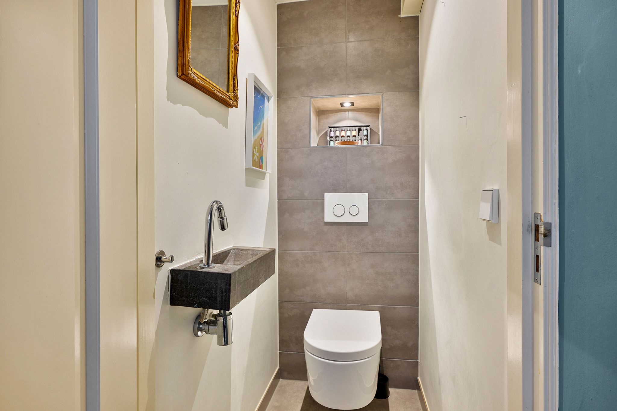Charming Top Floor Apartment with Original Beams in De Pijp — 15