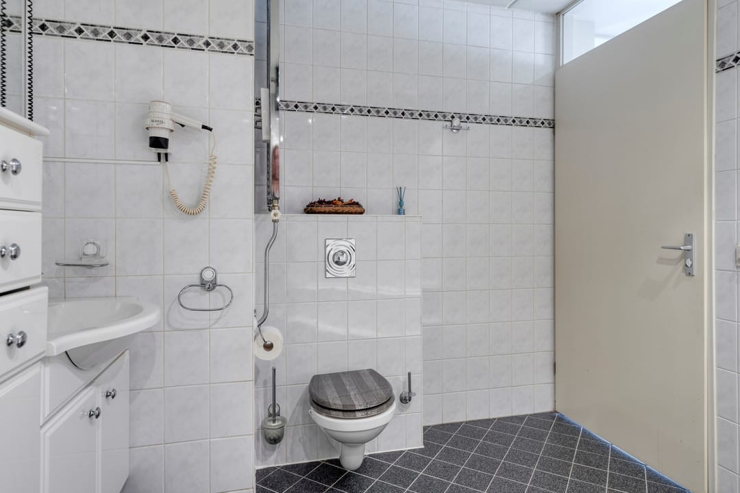 Spacious Corner Apartment with Three Balconies in Central Wassenaar — 23
