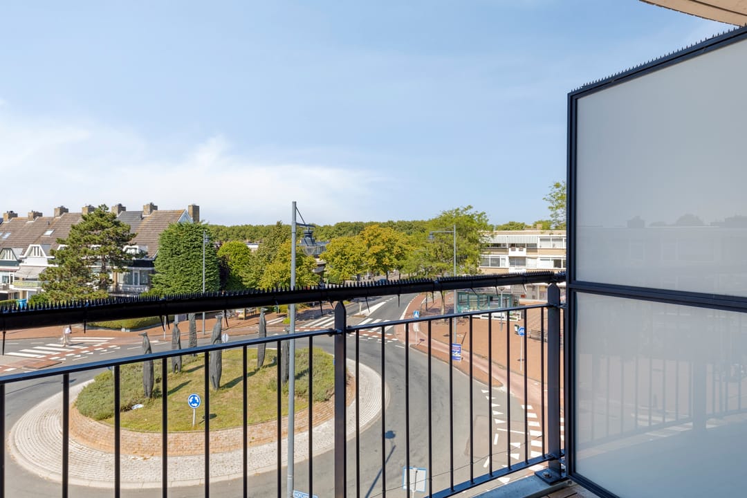 Spacious Corner Apartment with Three Balconies in Central Wassenaar — 26