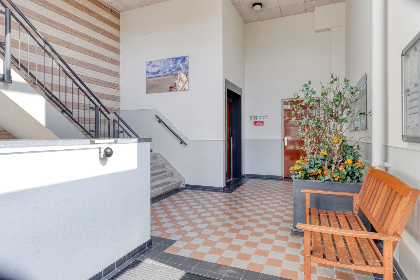 Spacious Corner Apartment with Three Balconies in Central Wassenaar — 35