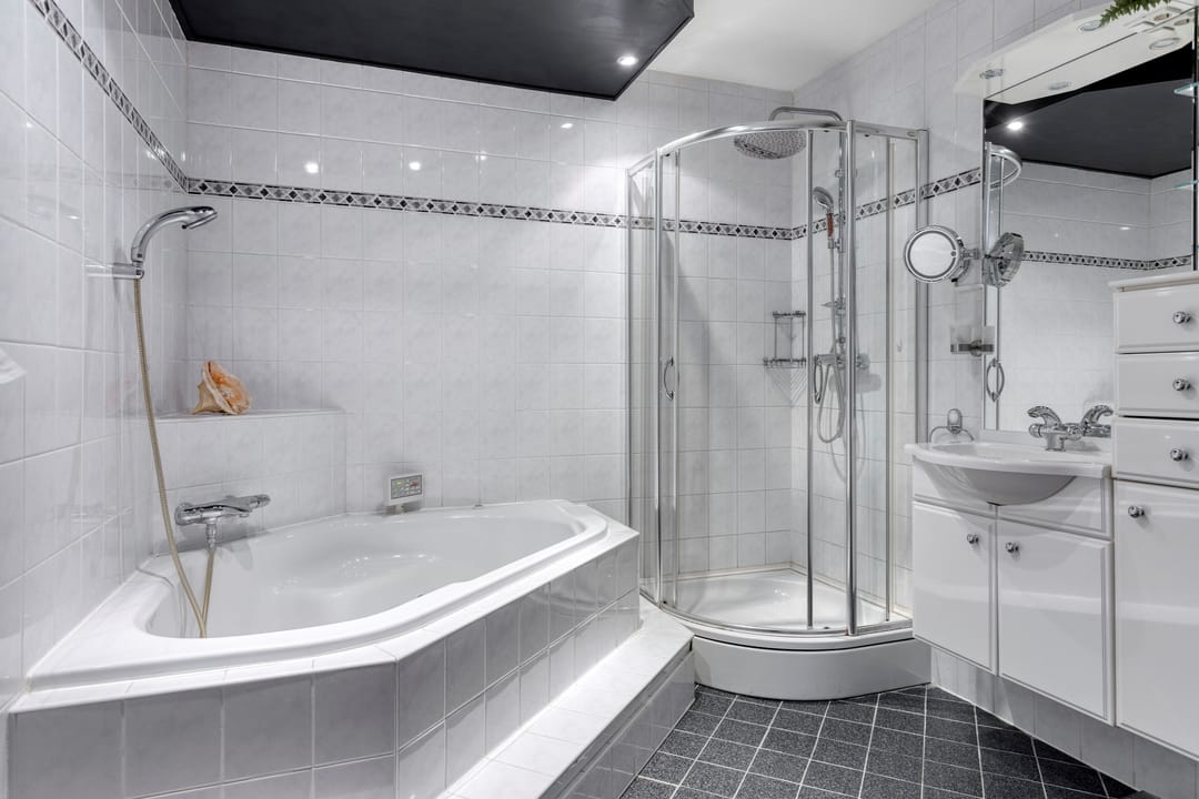 Spacious Corner Apartment with Three Balconies in Central Wassenaar — 22