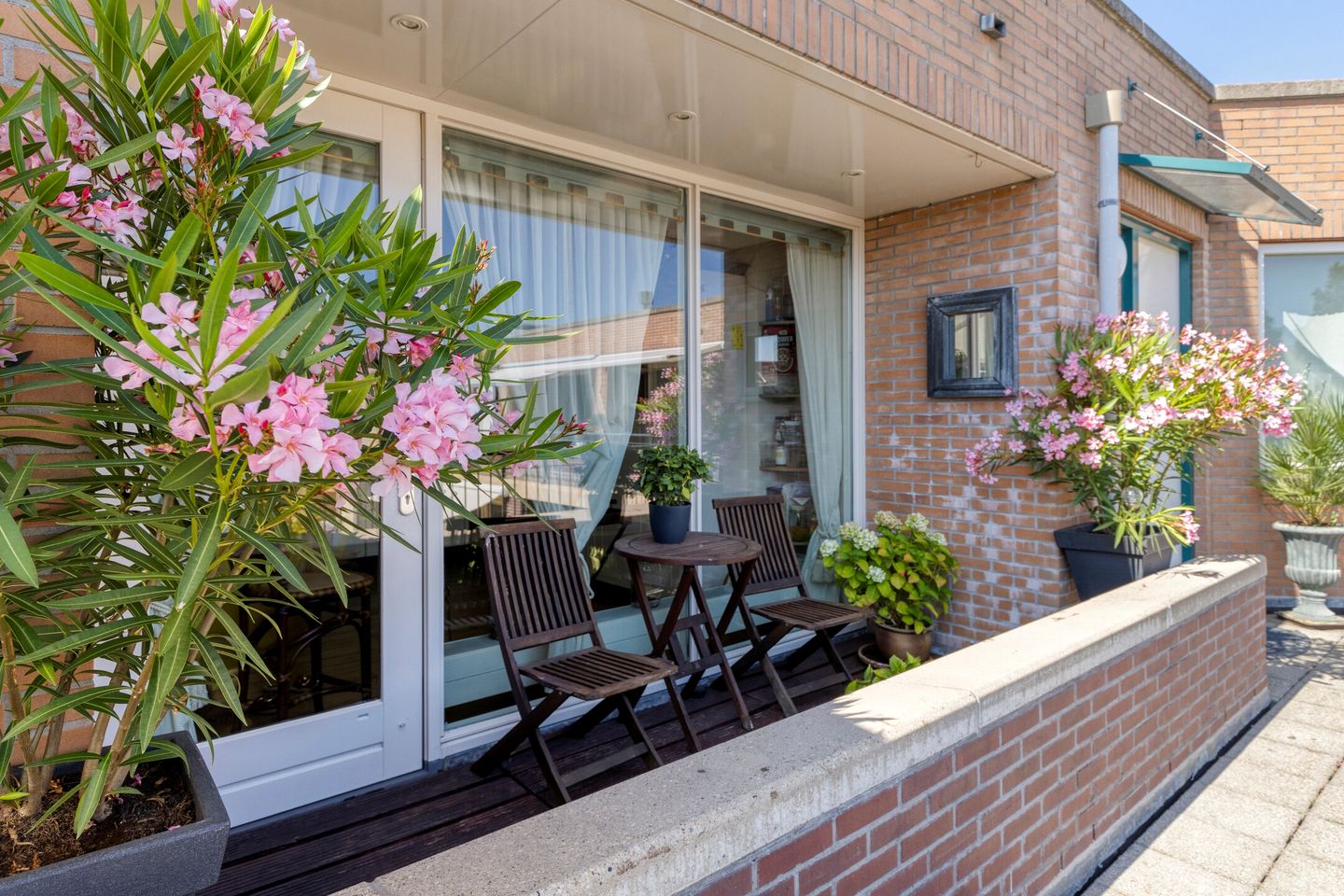 Spacious Corner Apartment with Three Balconies in Central Wassenaar — 19