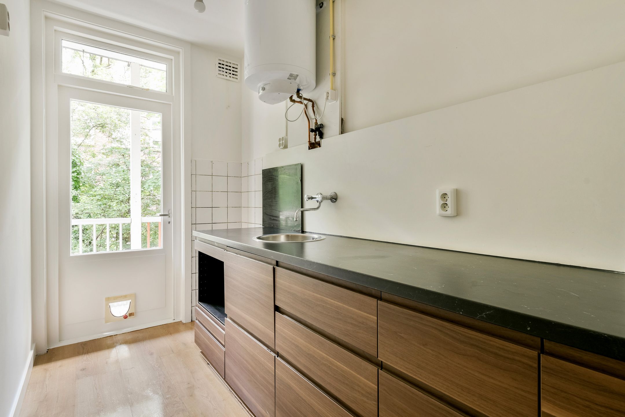 Spacious Two-Bedroom Apartment with Full-Width Balcony in De Baarsjes — 9