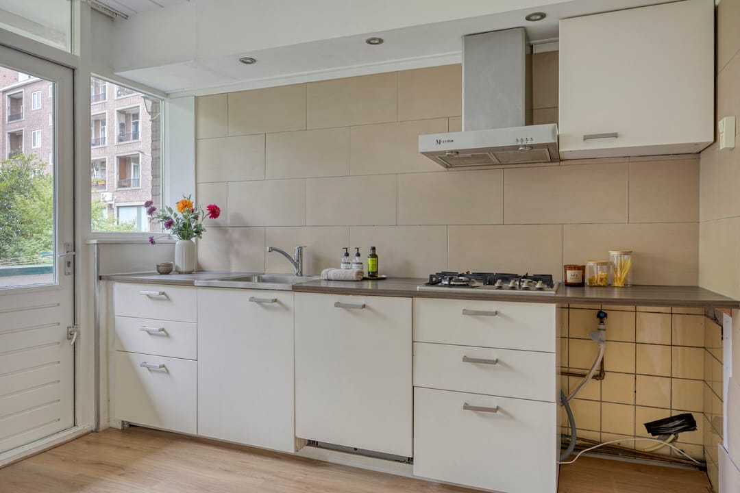 Spacious Apartment with Basement Room in Popular Kralingen — 13