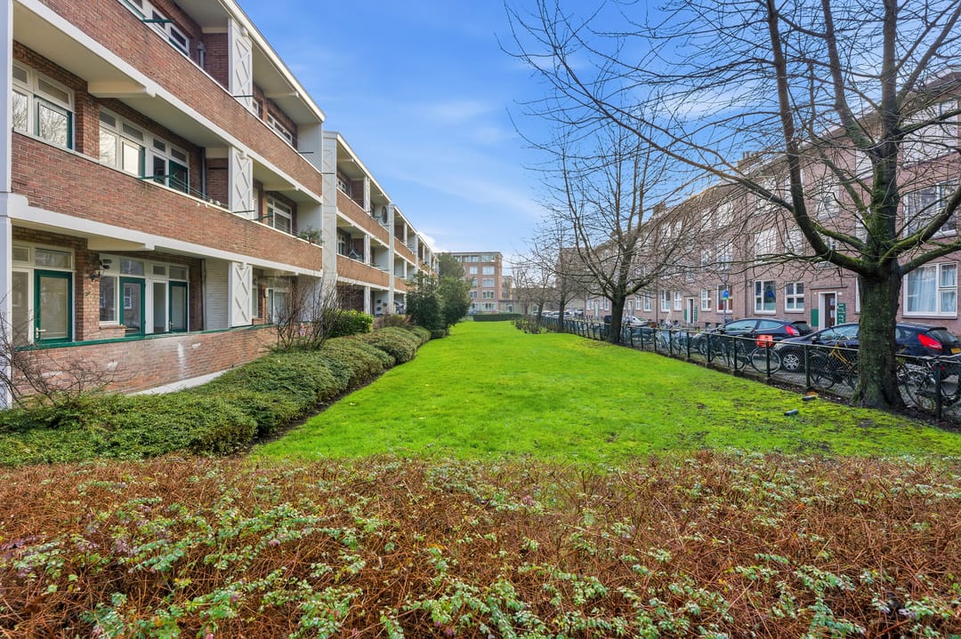 Spacious Apartment with Basement Room in Popular Kralingen — 32