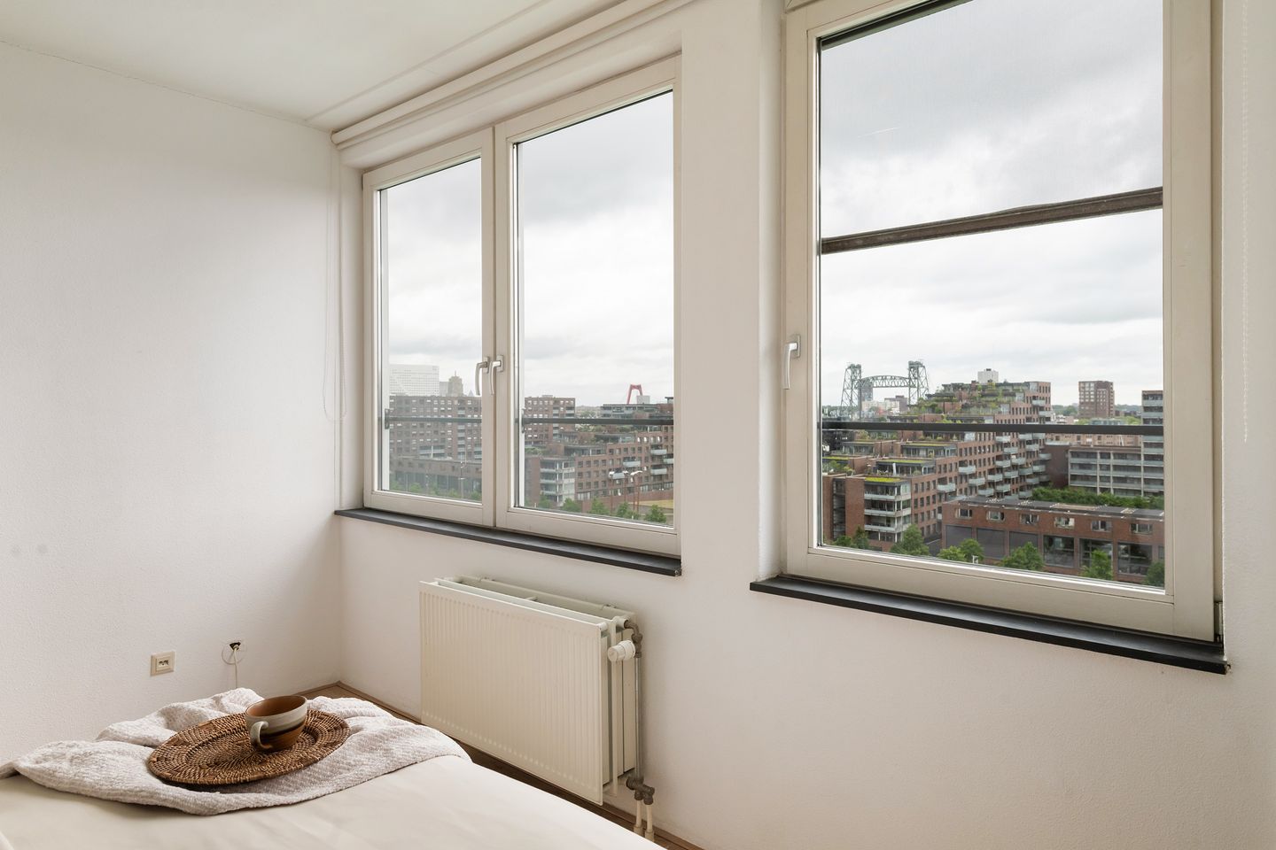 Bright Corner Maisonnette with Panoramic Rotterdam Skyline Views — 20