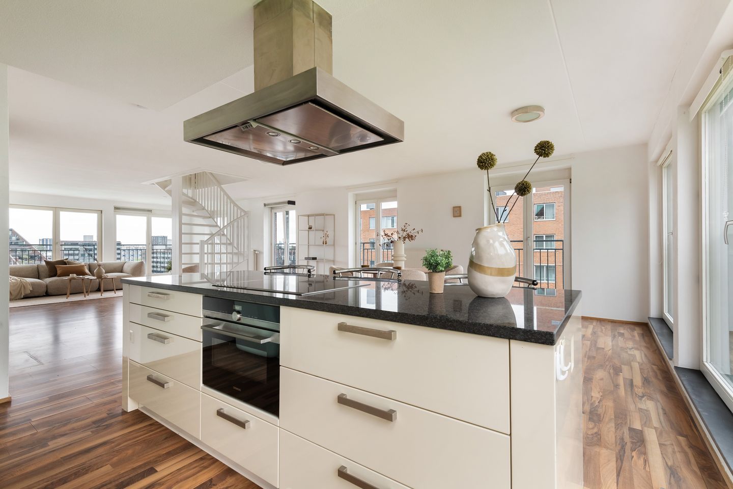Bright Corner Maisonnette with Panoramic Rotterdam Skyline Views — 14
