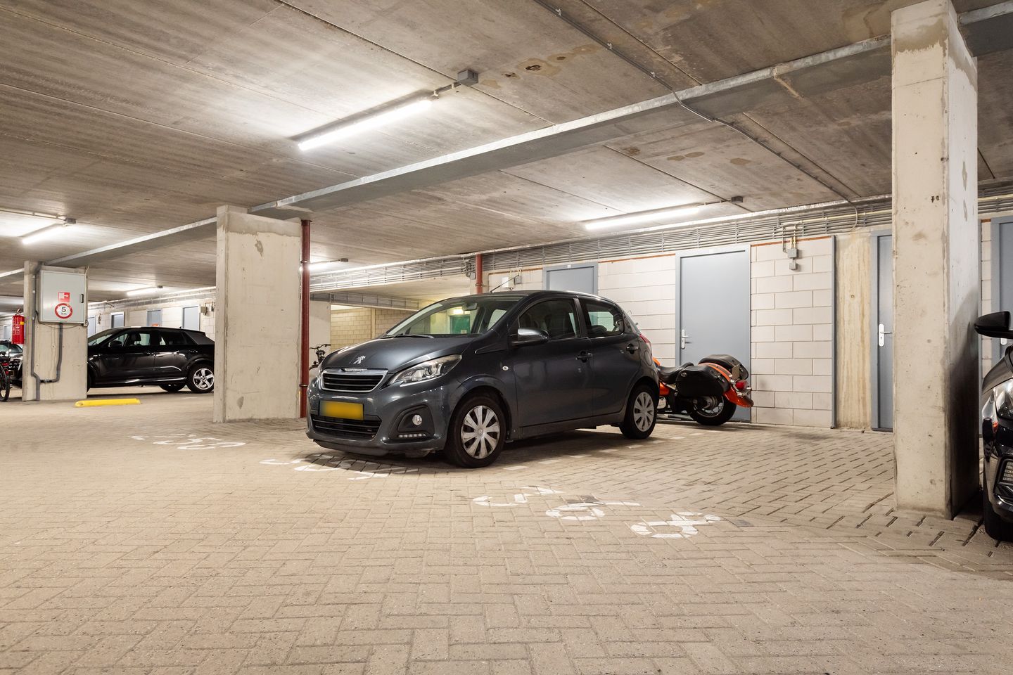 Bright Corner Maisonnette with Panoramic Rotterdam Skyline Views — 29