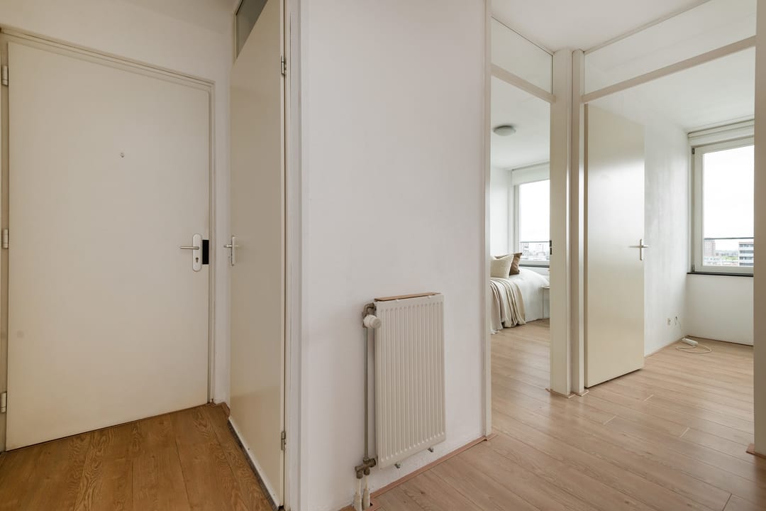 Bright Corner Maisonnette with Panoramic Rotterdam Skyline Views — 16