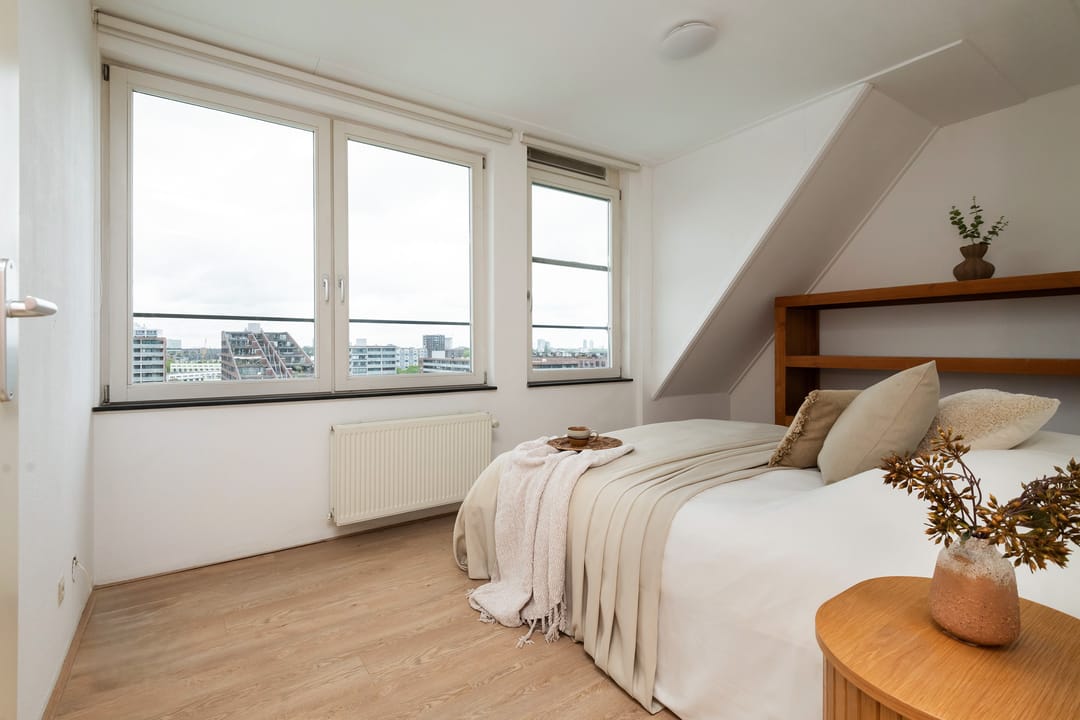 Bright Corner Maisonnette with Panoramic Rotterdam Skyline Views — 17