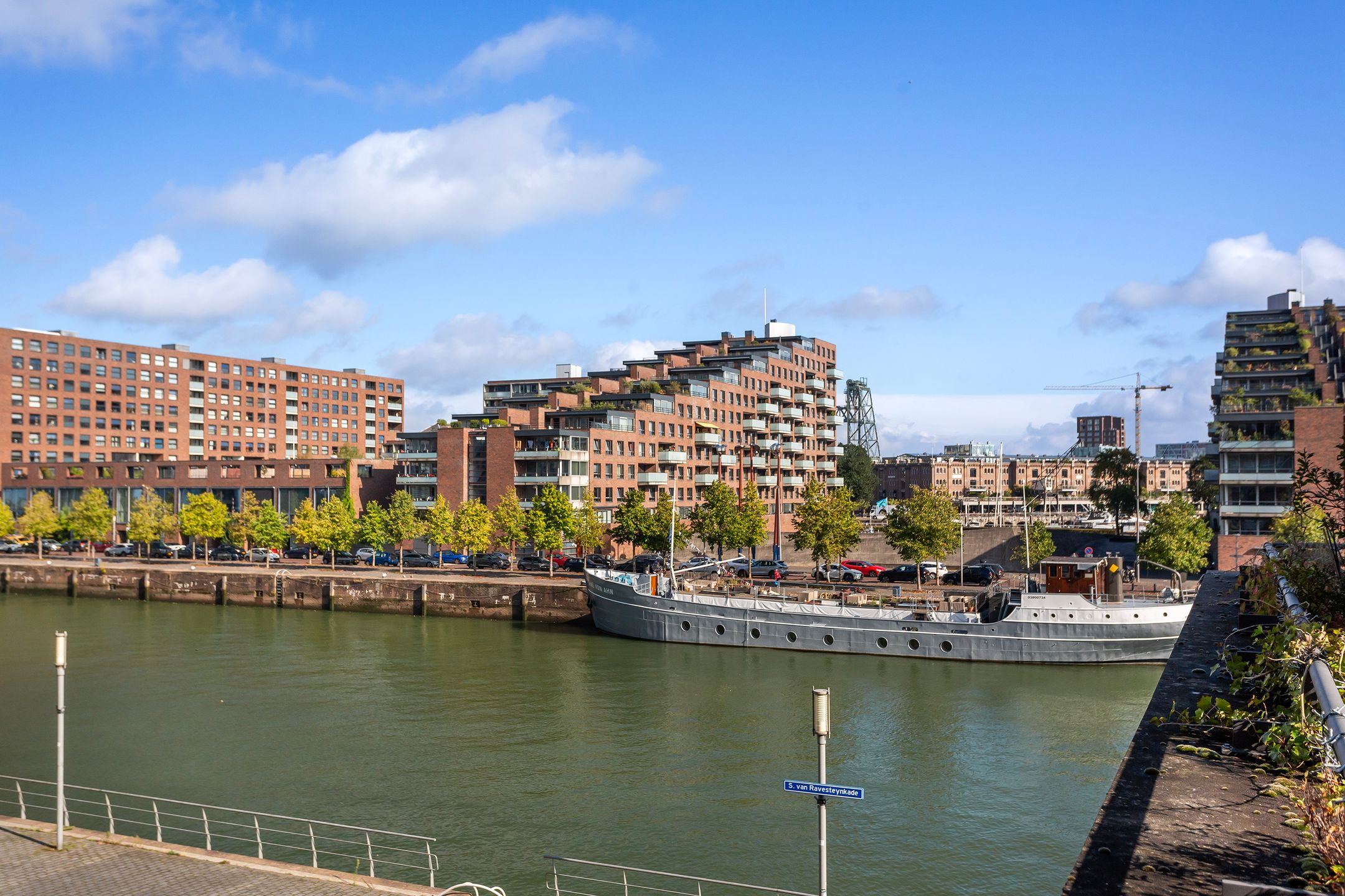 Bright Corner Maisonnette with Panoramic Rotterdam Skyline Views — 30