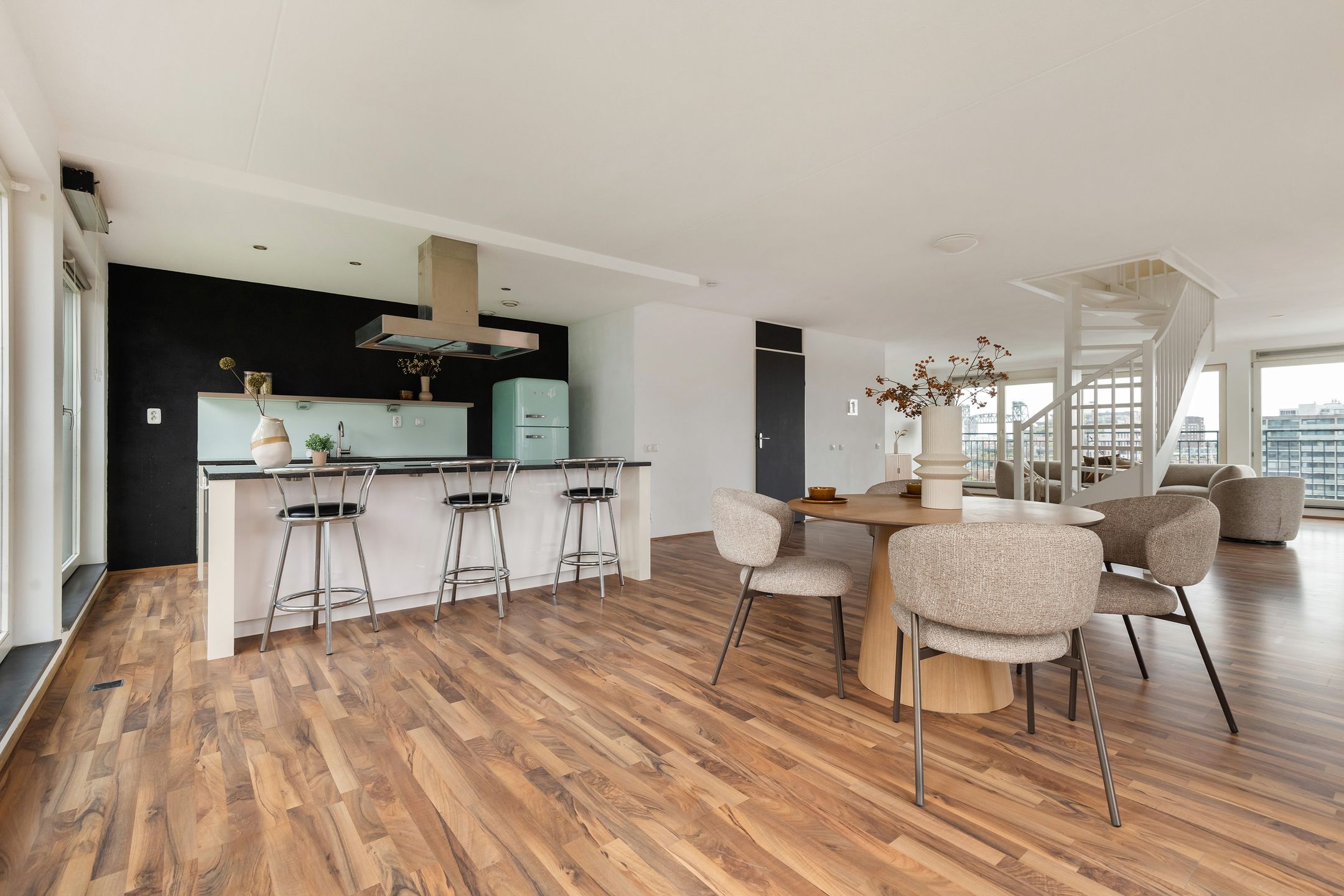 Bright Corner Maisonnette with Panoramic Rotterdam Skyline Views — 12