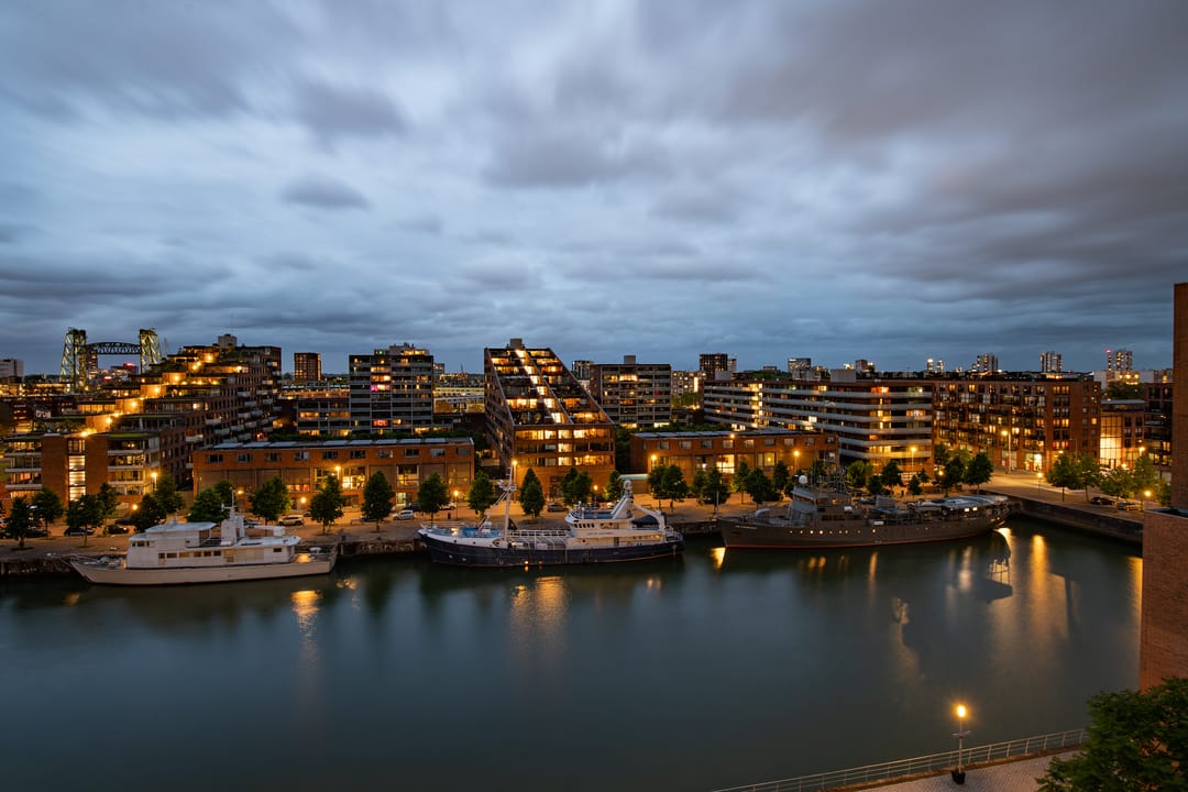 Bright Corner Maisonnette with Panoramic Rotterdam Skyline Views — 32