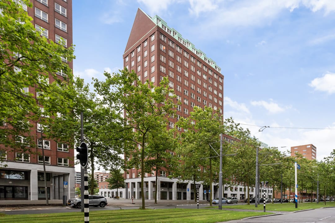 Bright Corner Maisonnette with Panoramic Rotterdam Skyline Views — 28