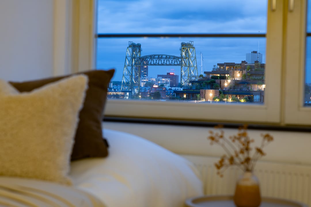 Bright Corner Maisonnette with Panoramic Rotterdam Skyline Views — 23
