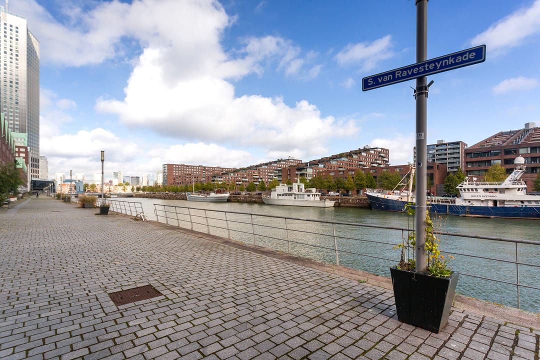 Bright Corner Maisonnette with Panoramic Rotterdam Skyline Views — 31